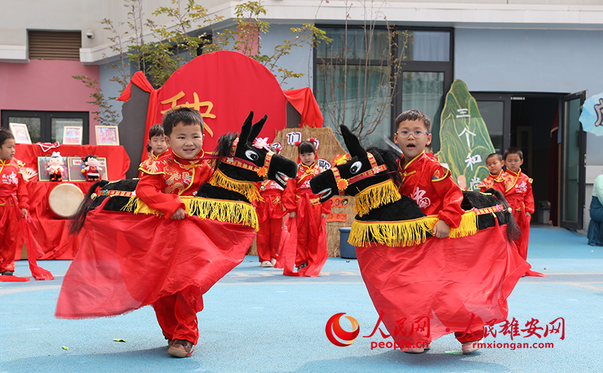 5月31日，雄安容和樂安幼兒園舉辦傳統(tǒng)文化游園活動。活動邀請了雄安當?shù)胤沁z文化傳承人走進幼兒園，與孩子和家長交流互動。通過現(xiàn)場接觸非遺項目，讓孩子們零距離認識非遺、熟悉非遺，感受非遺之美。人民網(wǎng) 李兆民攝