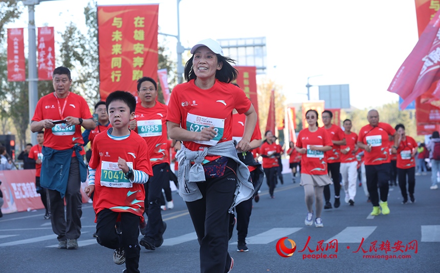 2023雄安馬拉松比賽現(xiàn)場(chǎng)。人民網(wǎng)記者 李兆民攝