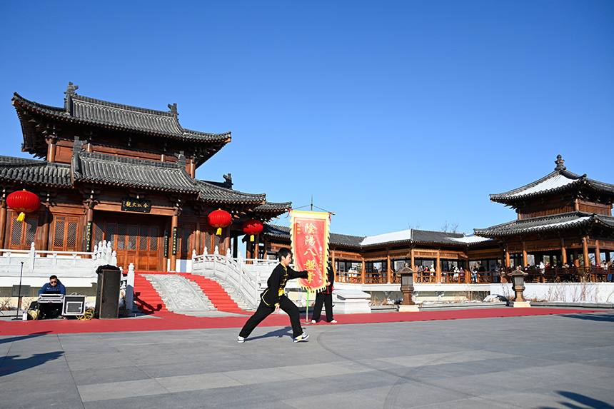 “雄安歲節(jié)，國風悅?cè)荨睗h服園游會活動的武術(shù)表演。胡忠攝